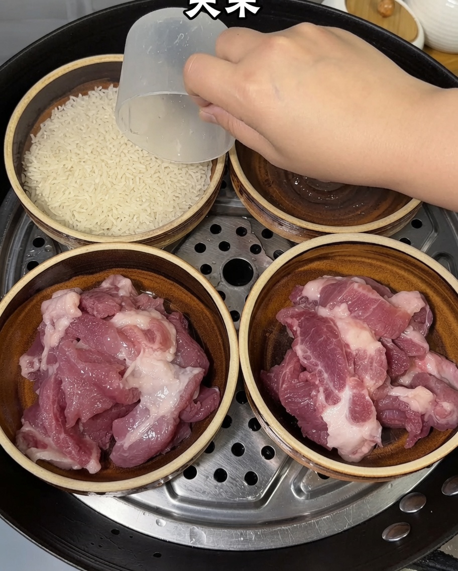 돼지고기가 담긴 그릇에 계량컵으로 쌀을 넣는 모습.