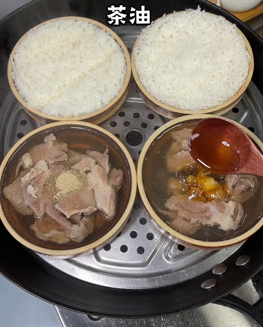 조리된 덮밥 위에 나무 숟가락으로 차유를 두르는 모습.