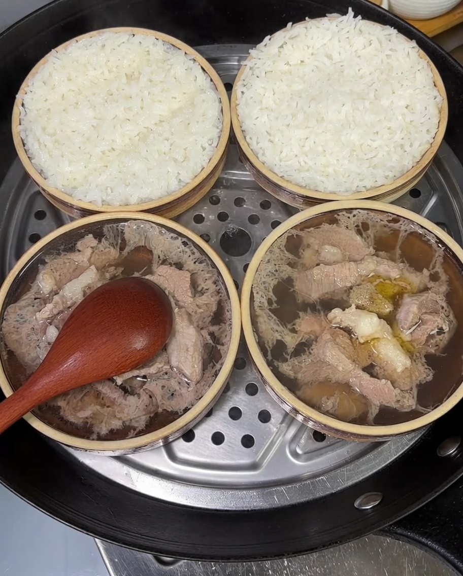 잘게 썬 신선한 대파가 올라간 돼지고기 찜 덮밥 그릇.