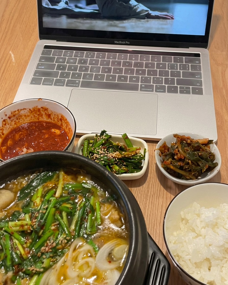 볼에 담긴 부추와 양념 재료를 버무리는 모습.