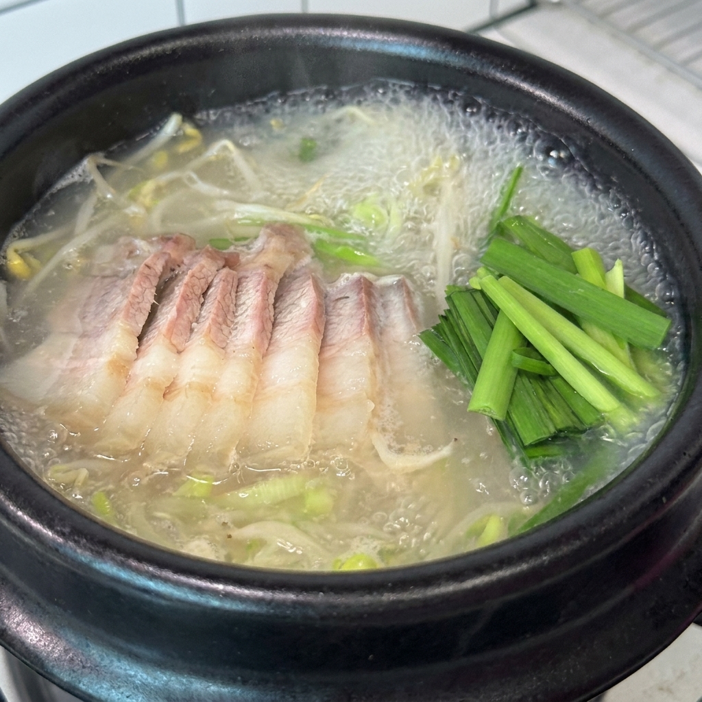 양념장과 들깨가루를 올린 국밥.