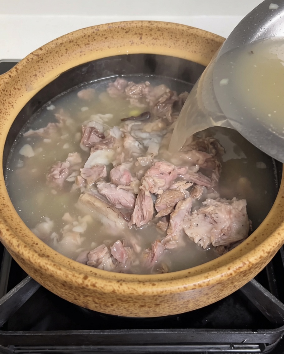 뚝배기에 진한 육수를 붓고 소금과 후추로 간을 하는 모습.