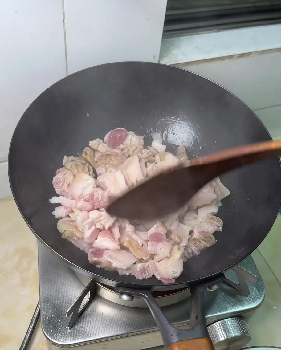 뜨거운 팬에서 익고 있는 삼겹살 슬라이스.