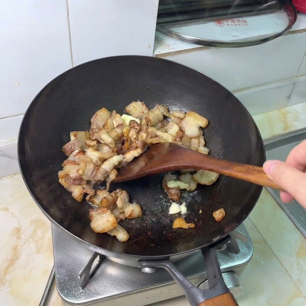 노릇하게 익은 삼겹살과 함께 볶아지는 으깬 마늘.