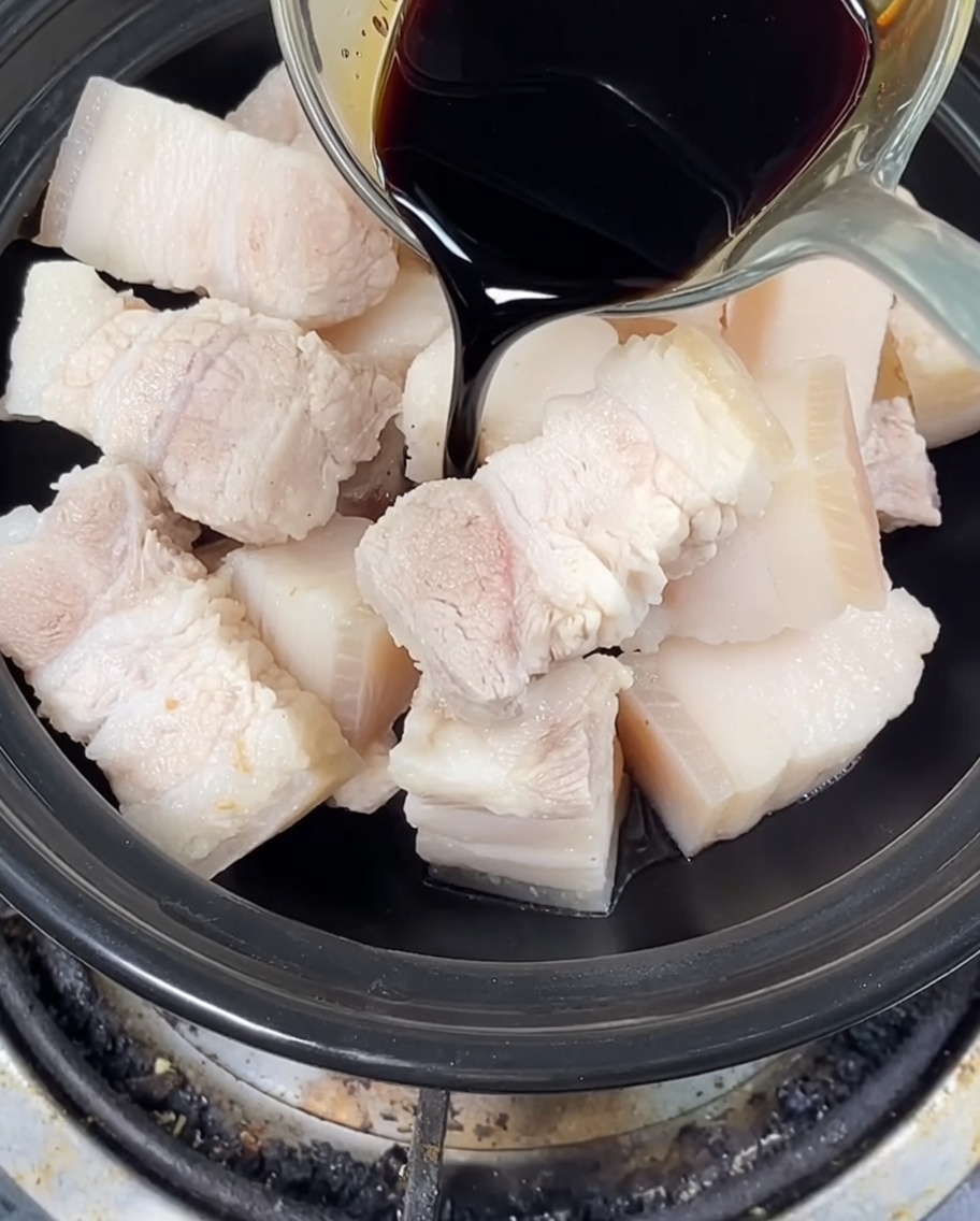 토기에 간장과 빙당을 넣고 있는 모습.