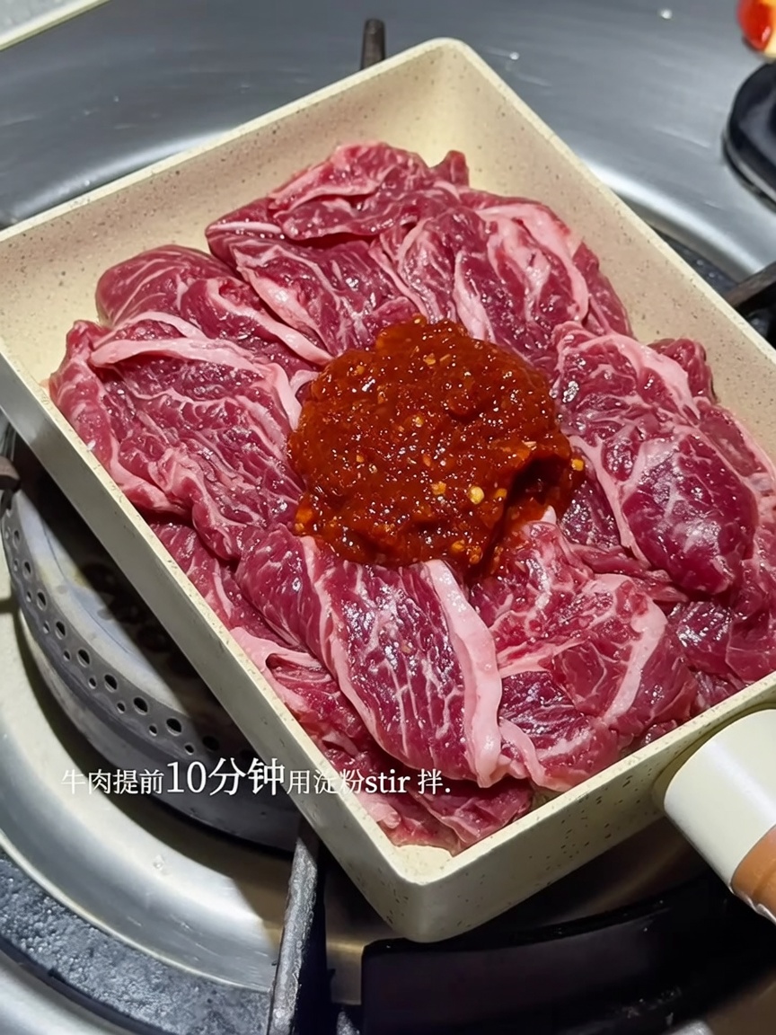 매콤한 양념에 코팅된 소고기 볶음.