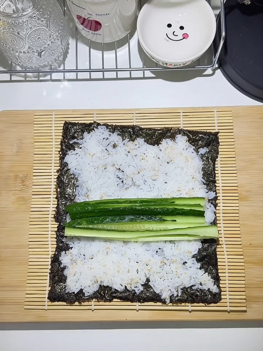 김 위에 밥과 재료들을 차곡차곡 올린 모습.