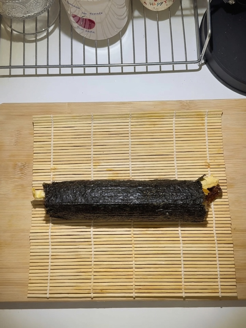 김발을 이용해 단단하게 말아 올린 김밥.