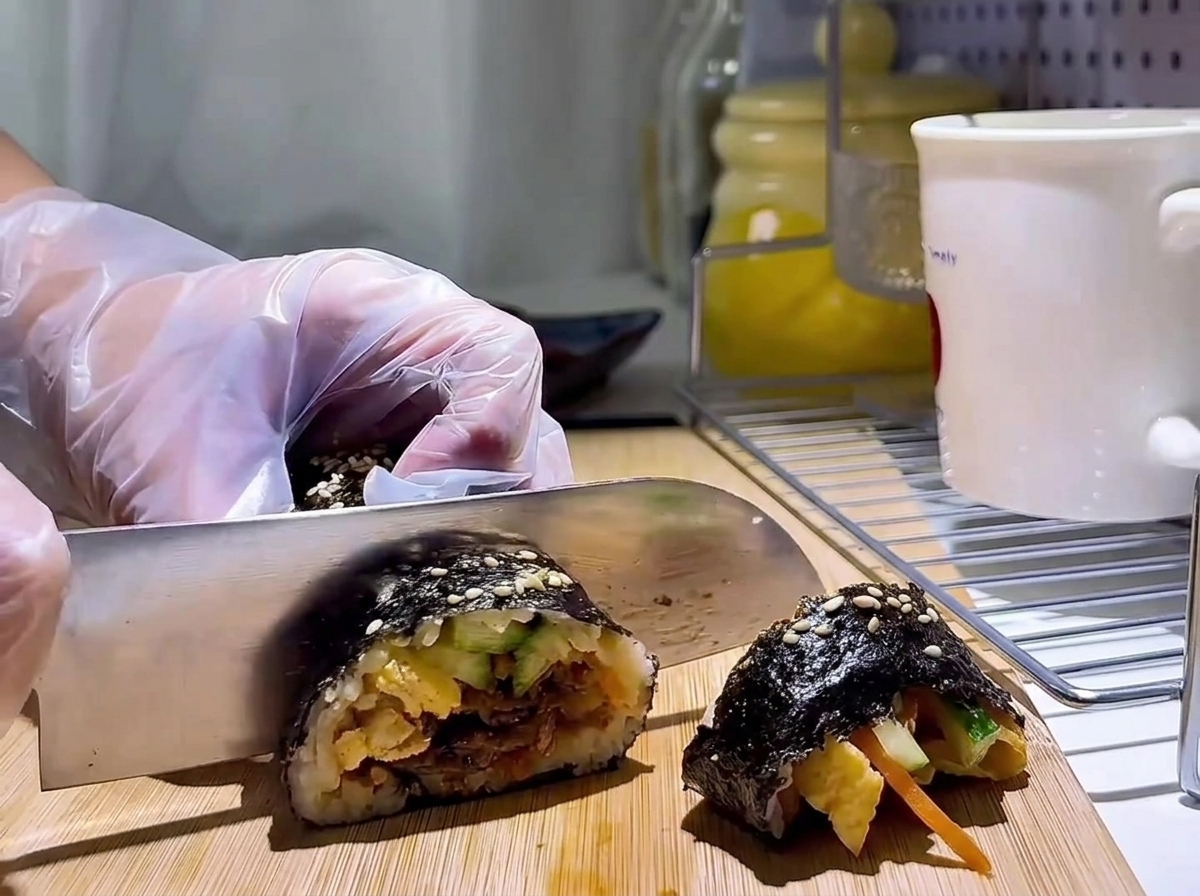 먹기 좋은 크기로 썰리는 김밥.