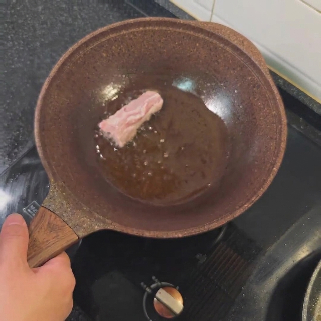팬에서 노릇하게 익어가는 돼지갈비.