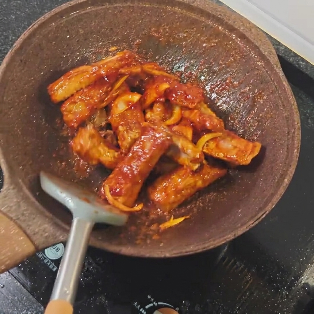 갈비 위로 진간장을 두르는 모습.