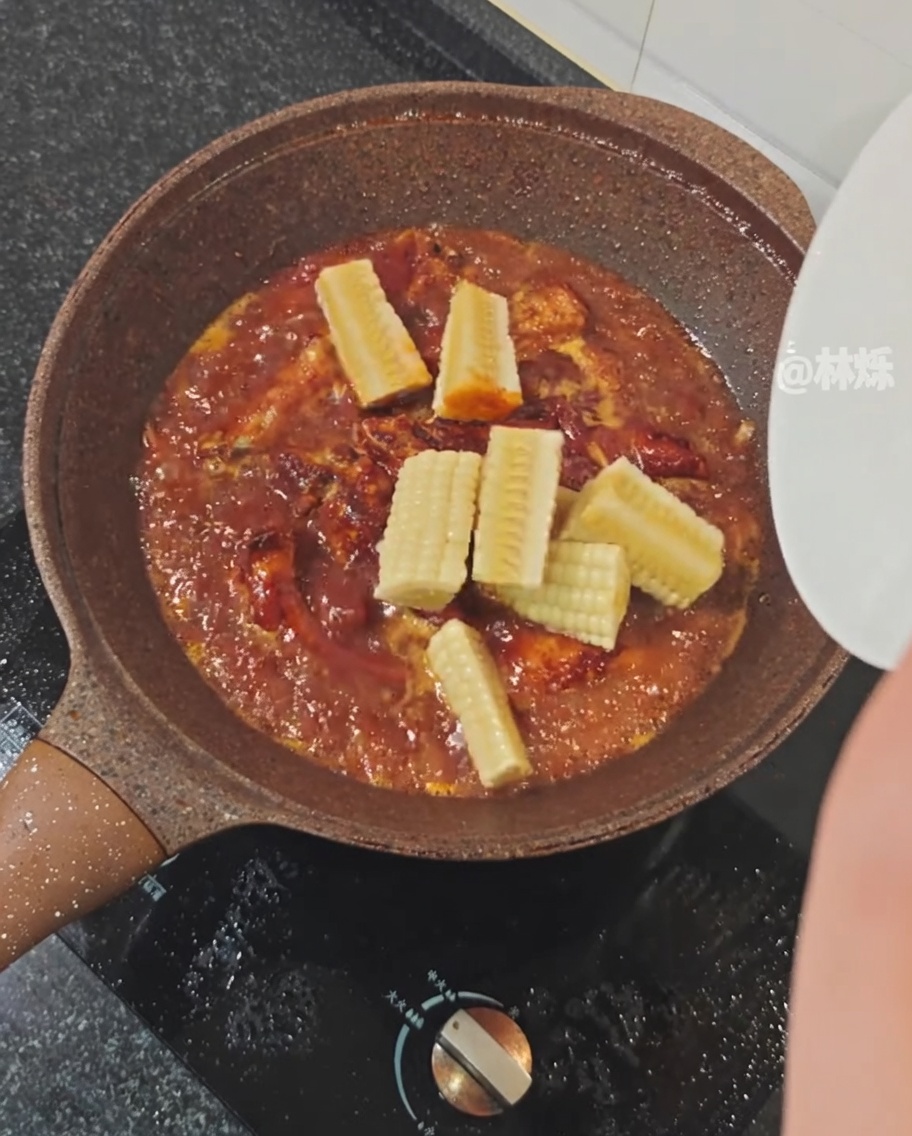 심머 중인 갈비 양념에 옥수수 조각을 넣는 모습.