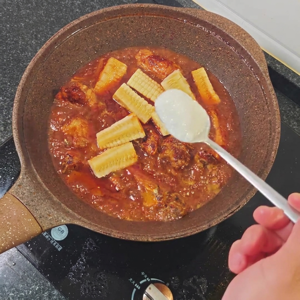 흰 설탕을 갈비찜에 뿌리는 모습.