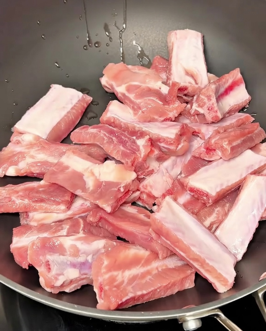 끓는 물에 향신채와 함께 데쳐지는 돼지갈비.