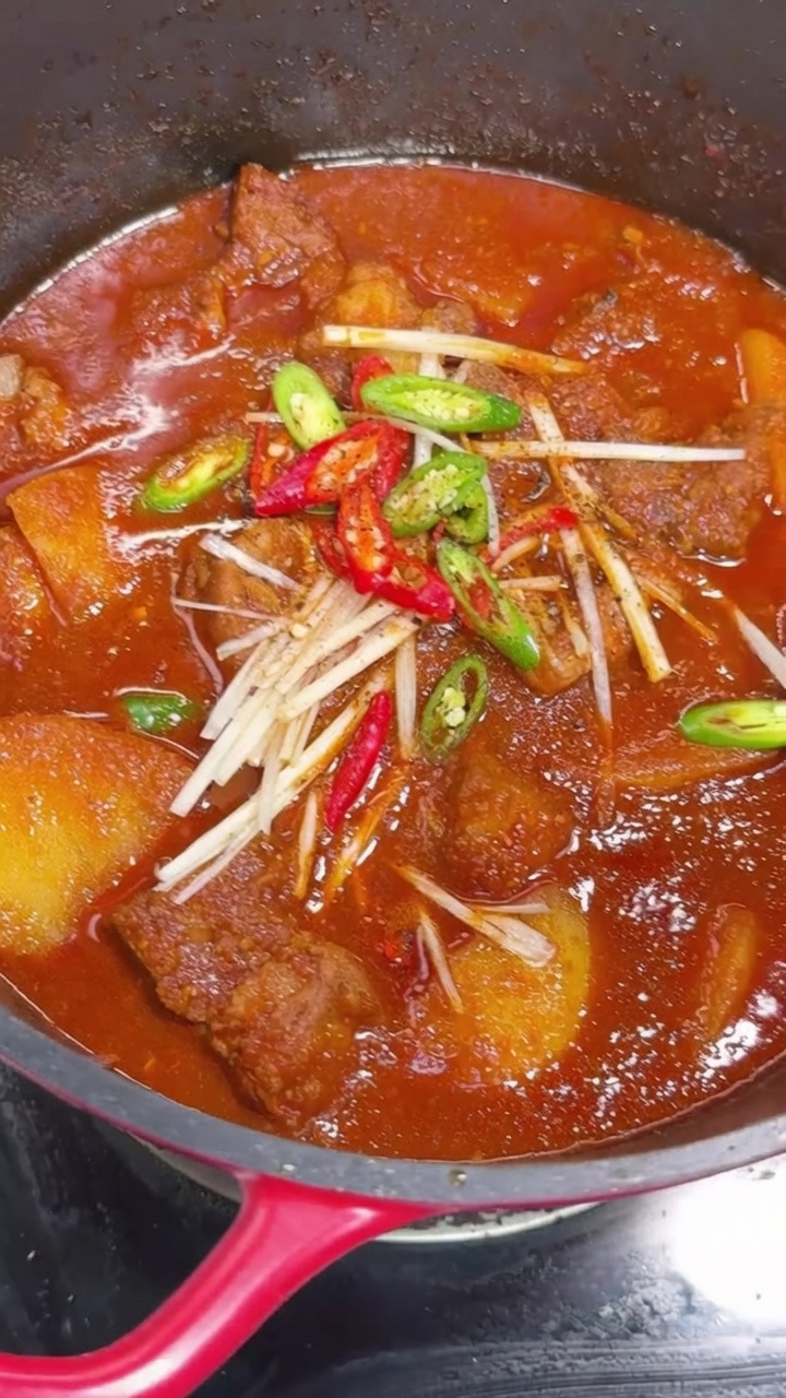 매운 갈비찜 (한국식 매운 돼지갈비찜)