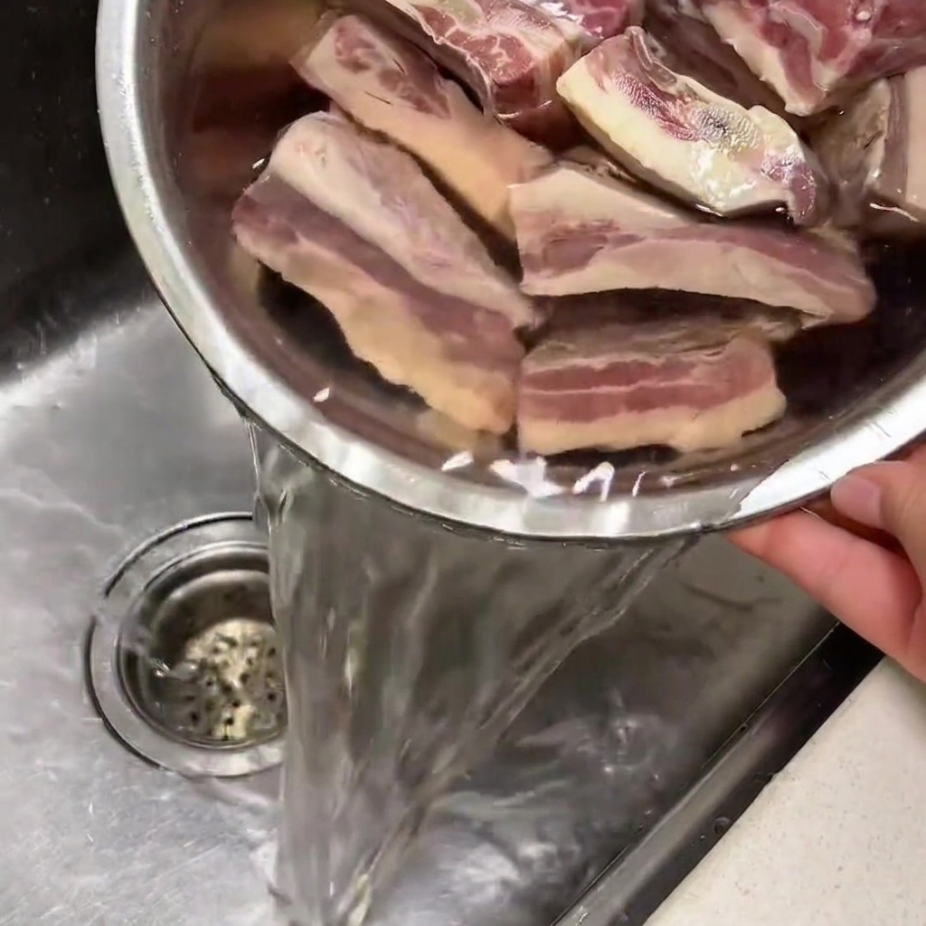 싱크대에서 찬물에 담겨 핏물을 빼고 있는 갈비.