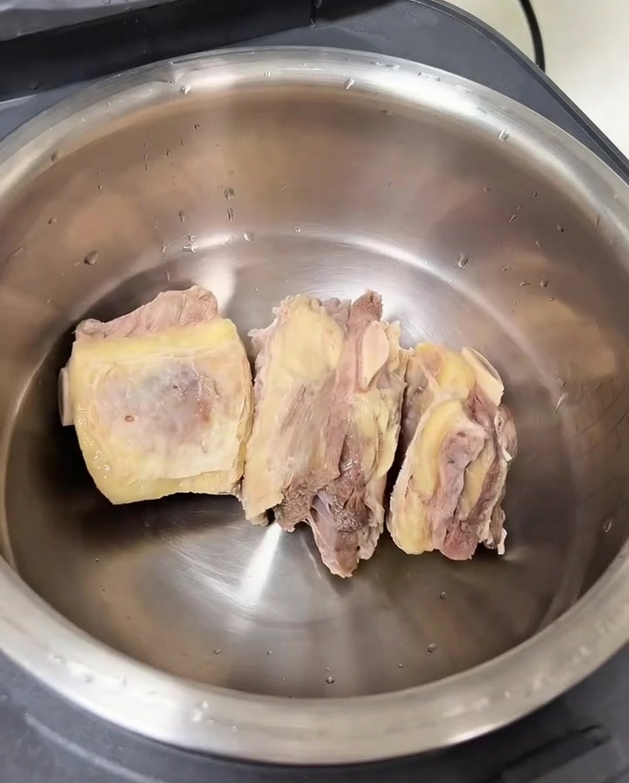 전기밥솥 내솥에 손질한 갈비와 향신 채소를 담은 모습.