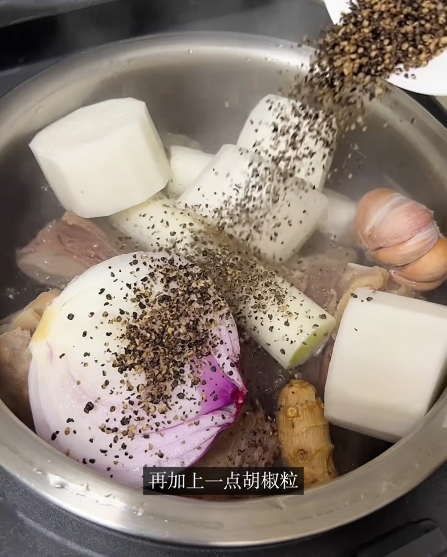 밥솥 재료 위로 뜨거운 물을 붓는 모습.