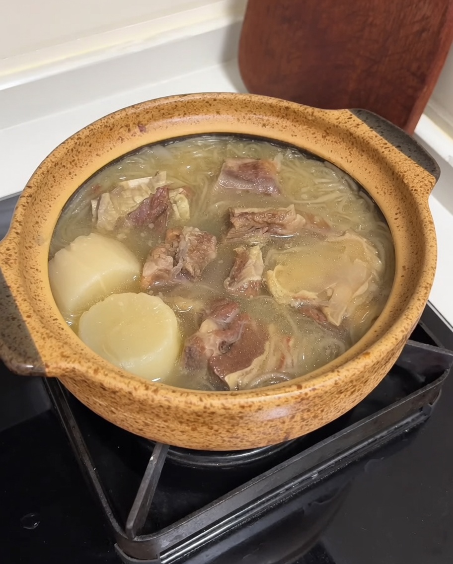 완성된 갈비탕 위에 지단과 대파를 올리는 모습.