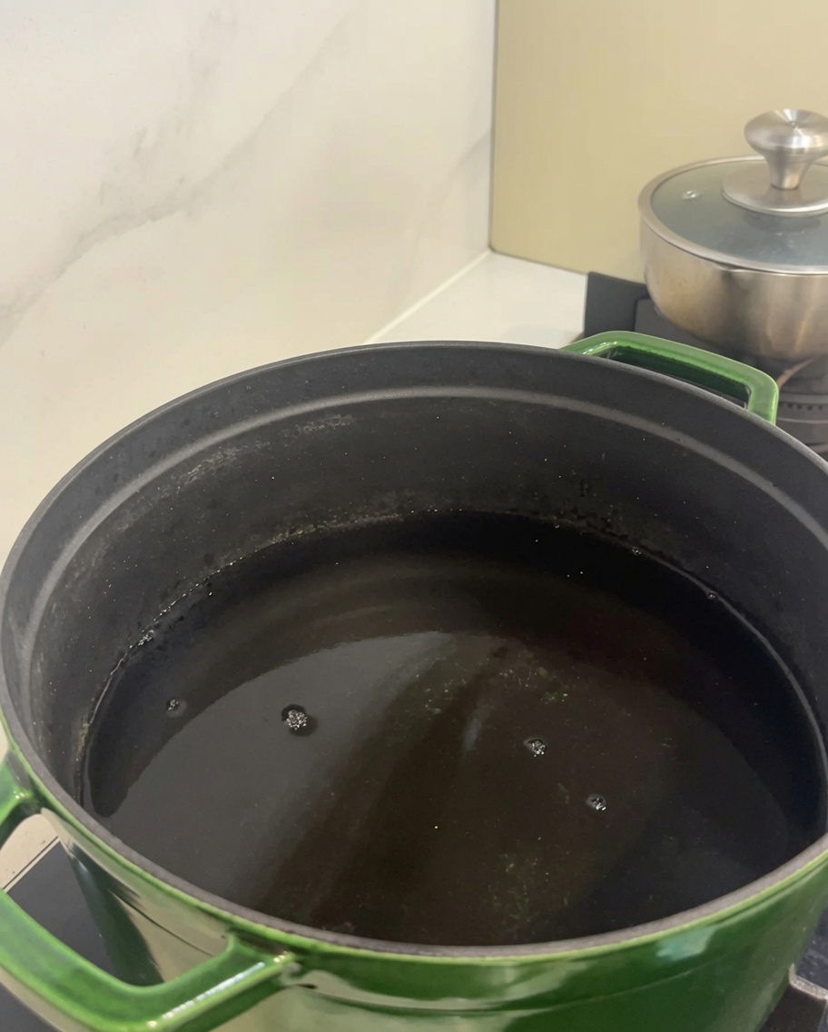 찬물이 담긴 커다란 초록색 냄비 안에 손질된 생소갈비 조각들이 들어있는 모습.