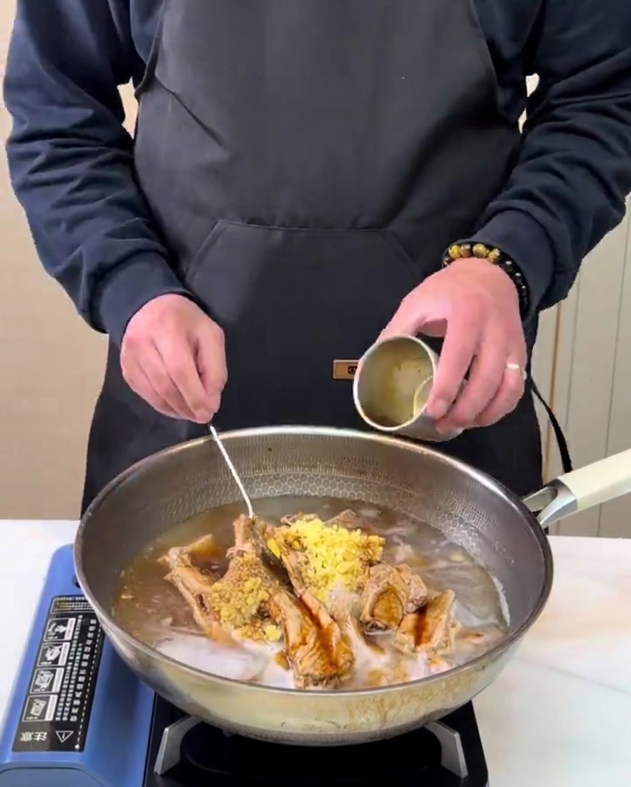 준비한 배즙을 양념된 갈비 냄비에 붓는 모습.
