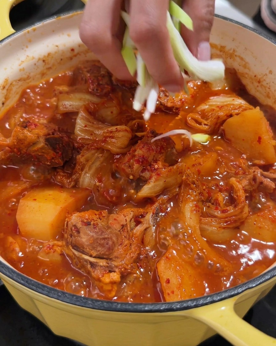 매콤한 돼지등뼈탕 위에 신선하게 다진 대파를 고명으로 얹는 모습