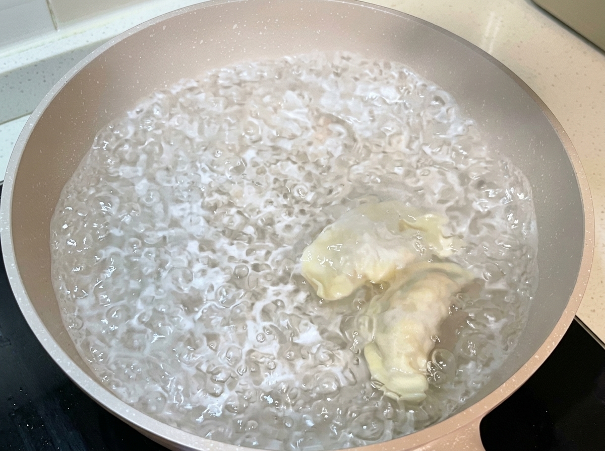끓는 물에 만두를 넣는 모습