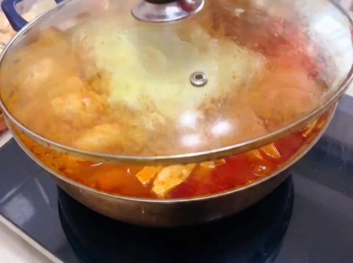 찌개가 끓는 동안 유리 뚜껑을 덮어둔 냄비.
