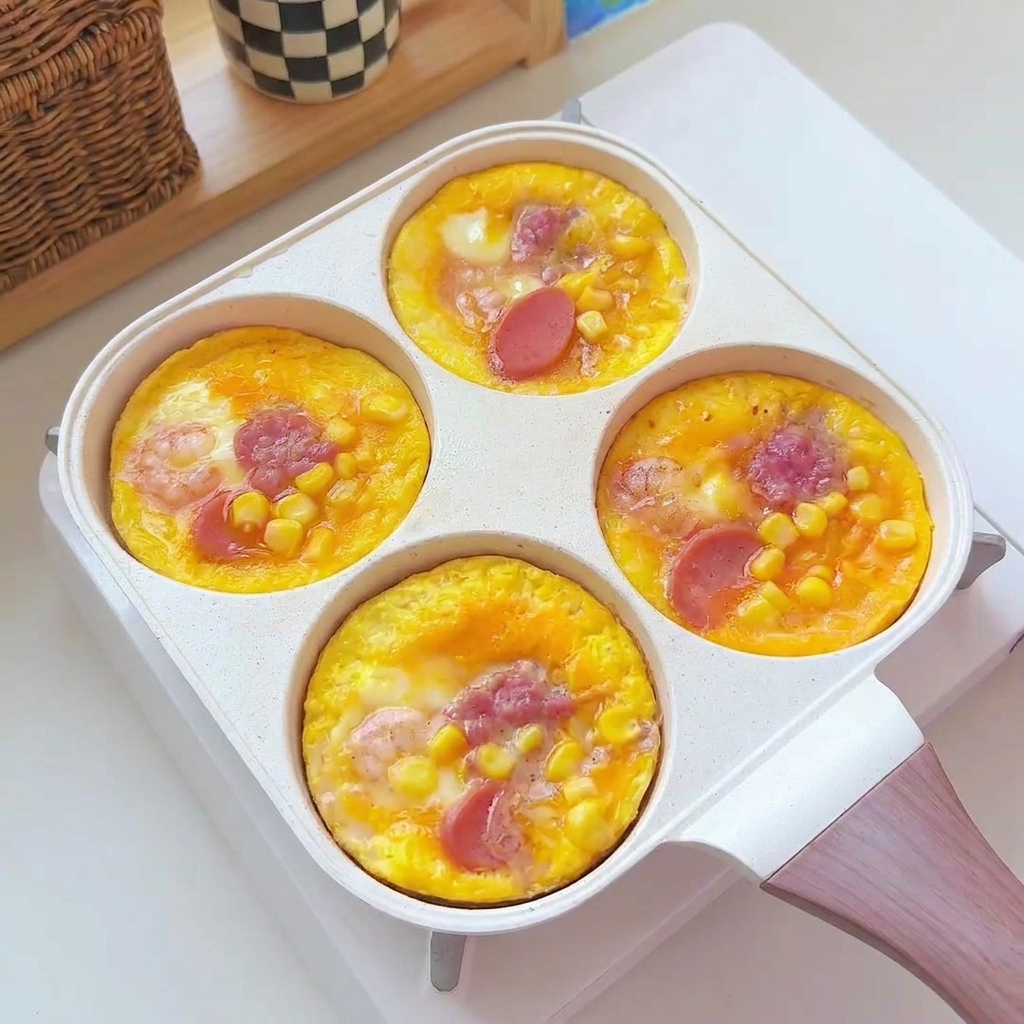 둥글게 익은 계란 패티가 팬에서 하얀색 서빙 접시로 옮겨지는 모습.