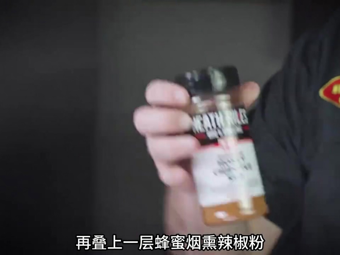 손질된 바베큐 립 위에 양념통을 사용해 겹겹이 양념을 뿌리는 모습입니다.