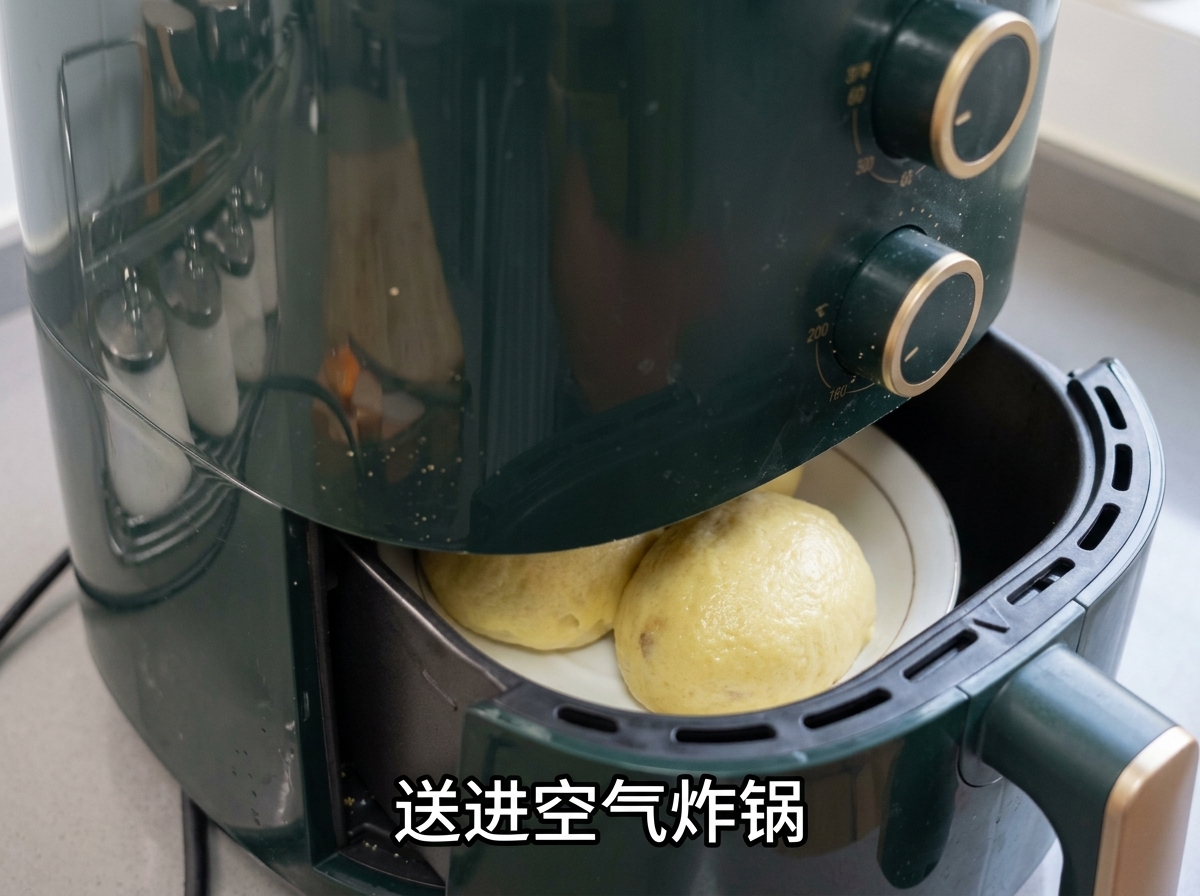 기름을 바른 감자가 담긴 바스켓을 녹색 에어프라이어에 밀어 넣는 모습.