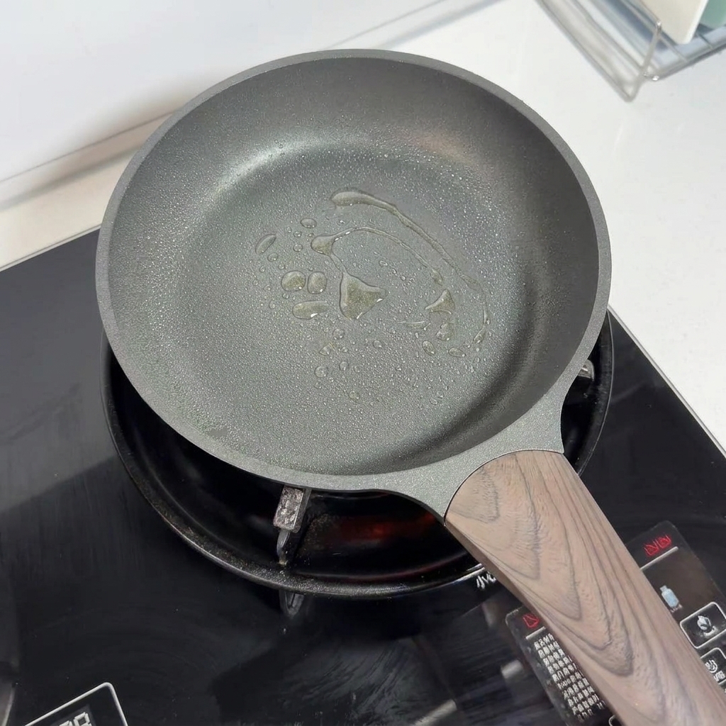 바닥에 오일이 골고루 뿌려져 조리 준비가 완료된 논스틱 팬.