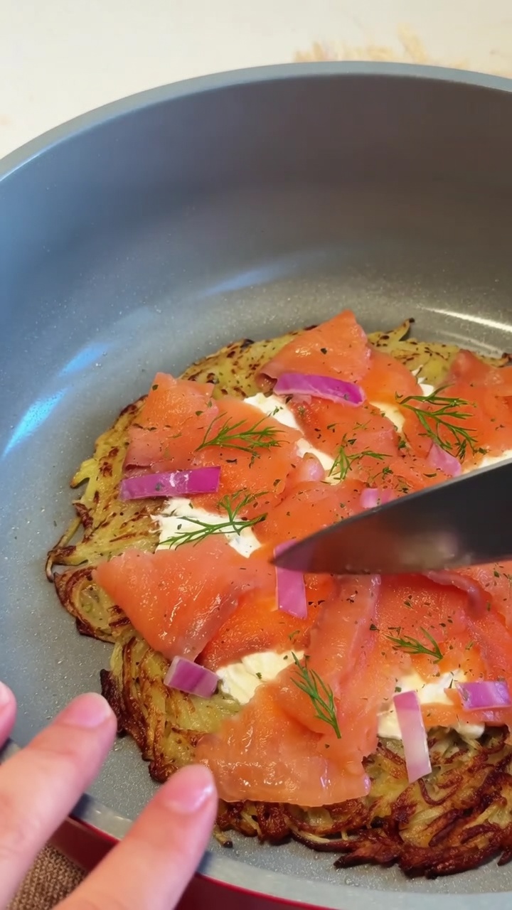 바삭한 감자채 훈제 연어 피자