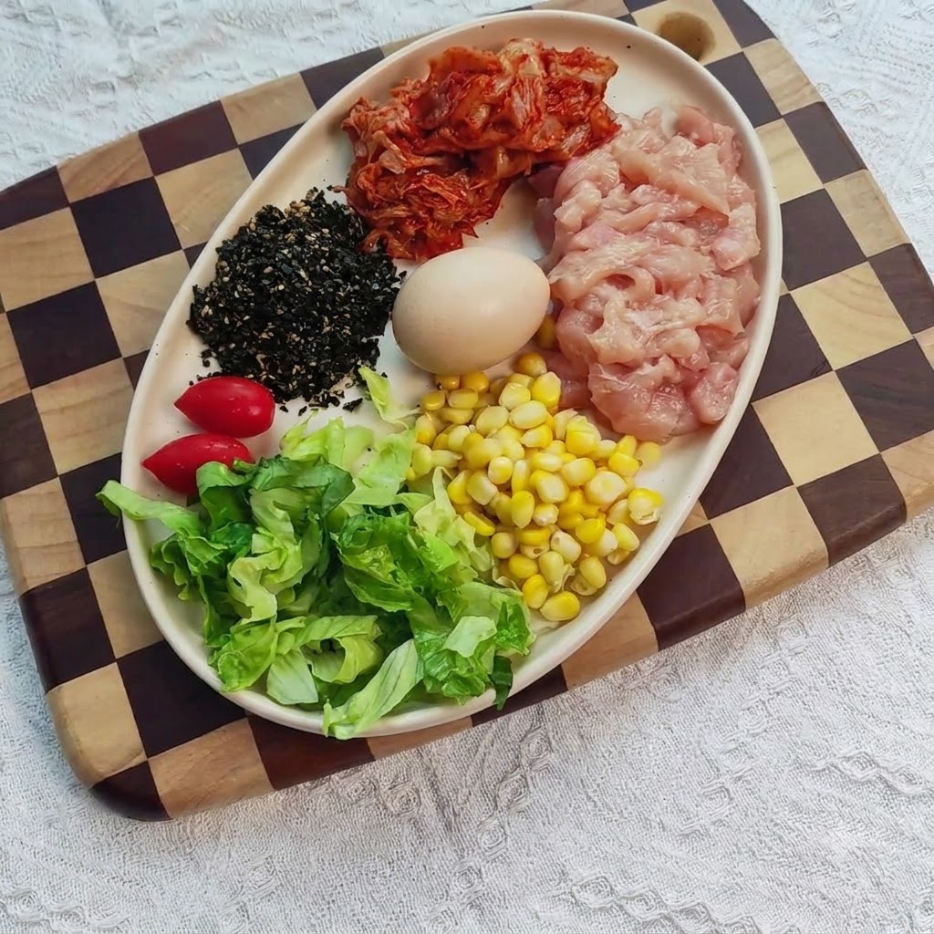 양념, 생강, 마늘과 함께 섞인 볼 안의 깍둑 썬 닭가슴살.