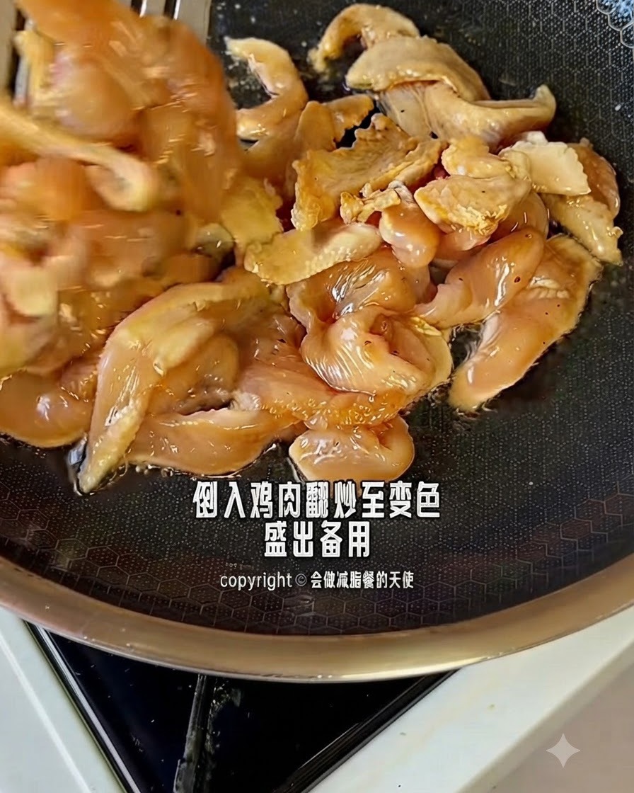 뜨거운 팬 안에서 양념된 닭고기 조각들이 익어가며 색이 변하는 모습.