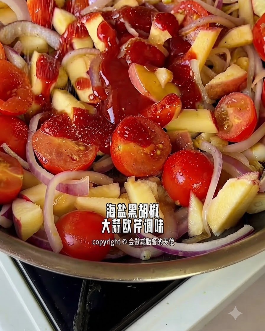 팬에 담긴 토마토, 양파, 사과 혼합물 위로 향신료와 시즈닝이 뿌려지고 있는 모습.