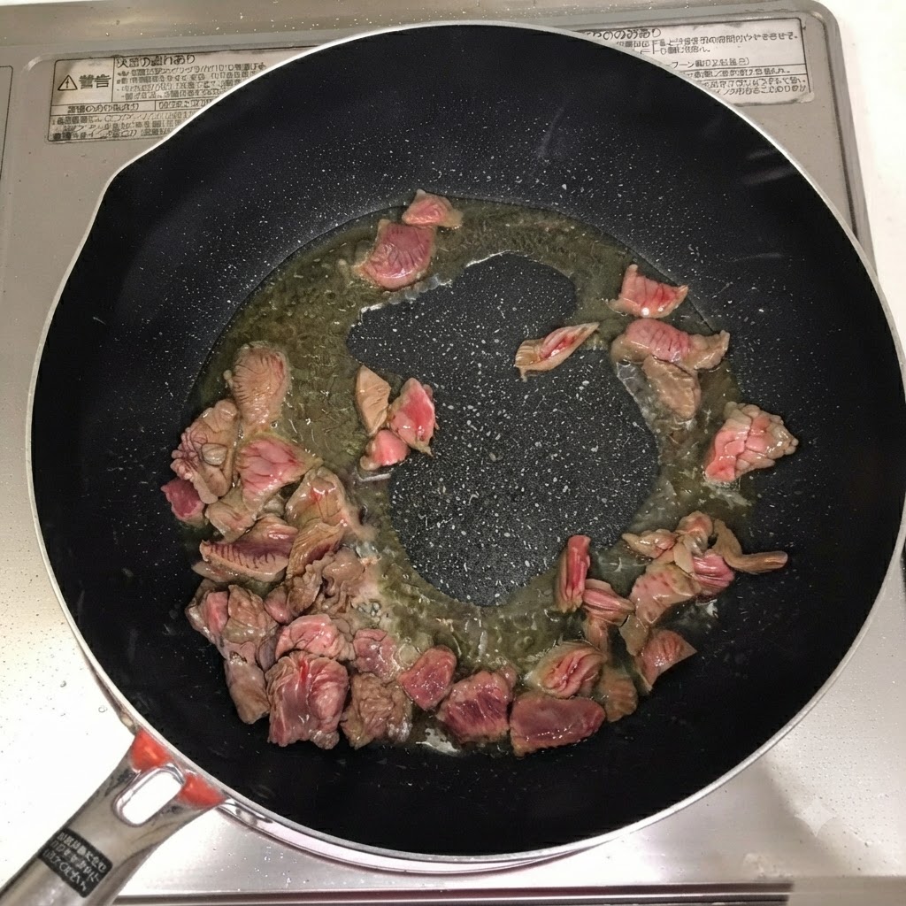 팬에 담긴 소고기 위에 맛술, 고춧가루, 고추장을 넣는 모습.