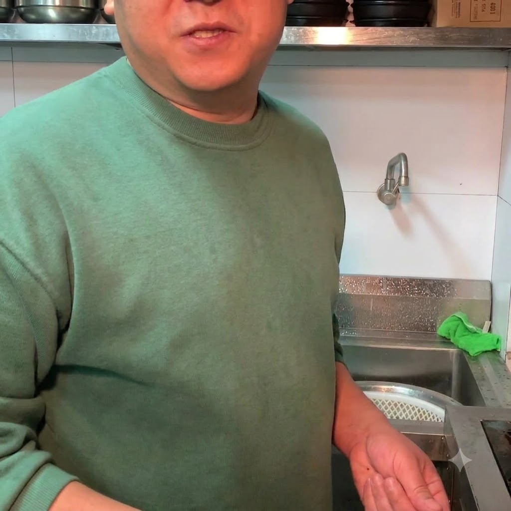 완성된 된장찌개 위에 송송 썬 대파를 뿌리고 있는 모습.