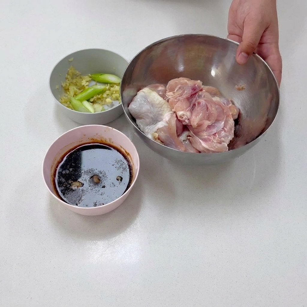 준비 과정에서 스테인리스 스틸 볼 안에 담긴 순살 닭다리살.
