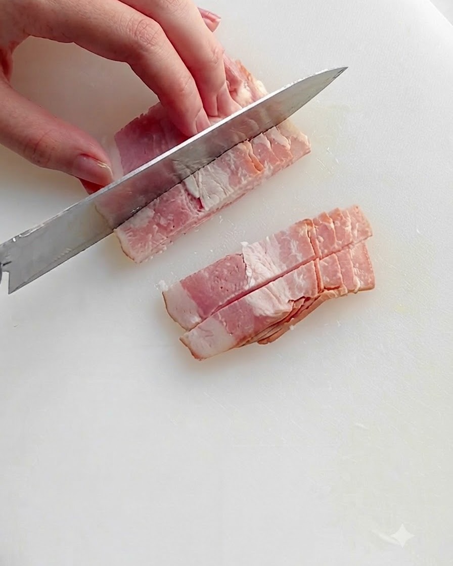 기름을 두른 뜨거운 팬에 다진 베이컨을 넣고 지글지글 볶으며 가장자리가 노릇해지는 모습