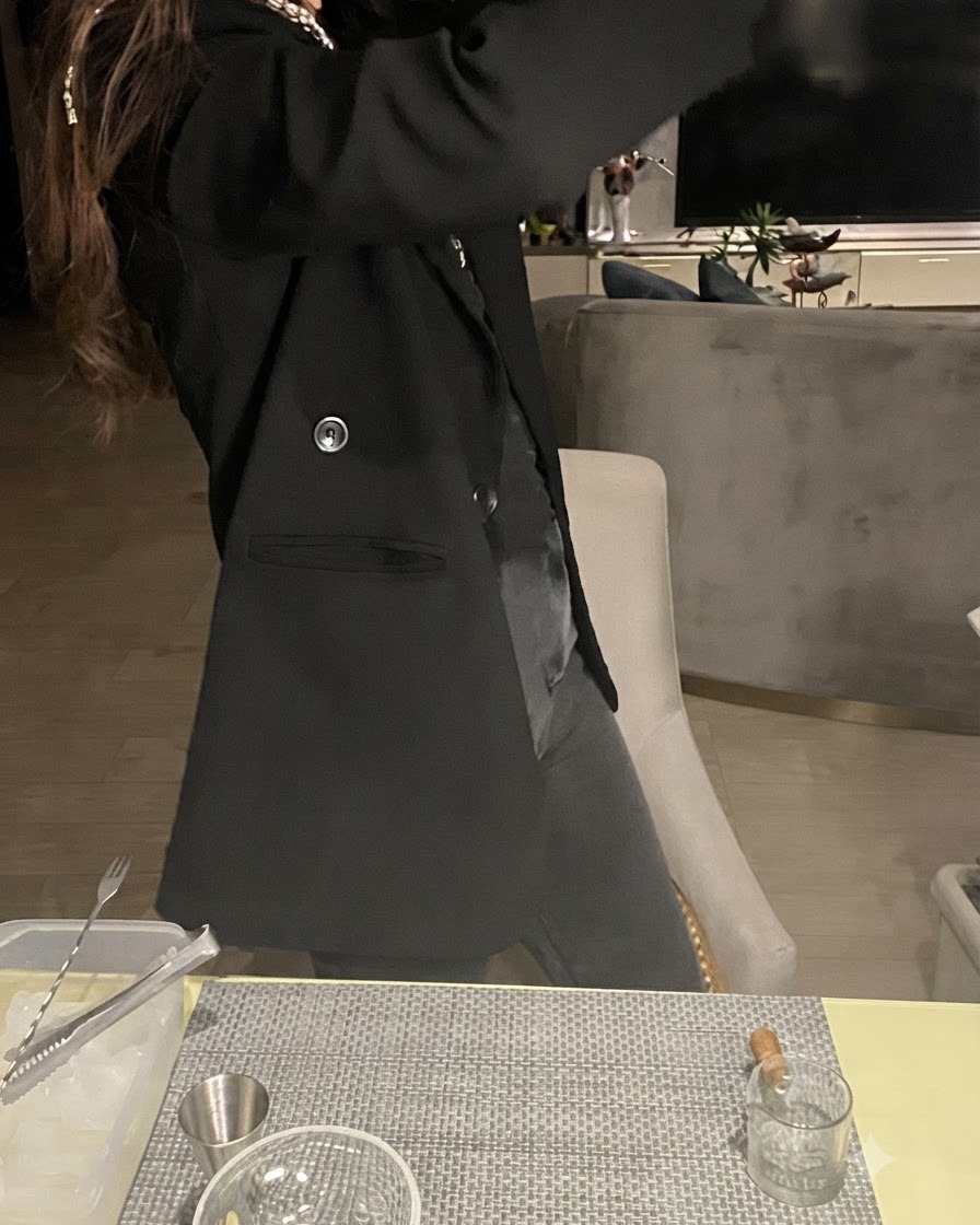 소금이 둘러진 잔에 스트레이너를 거쳐 칵테일이 부드럽게 따르는 모습