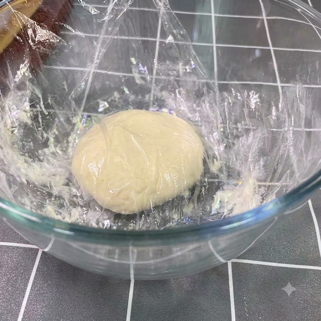 큰 유리 볼 안에서 부피가 두 배로 부풀어 오르며 휴지 중인 발효 반죽