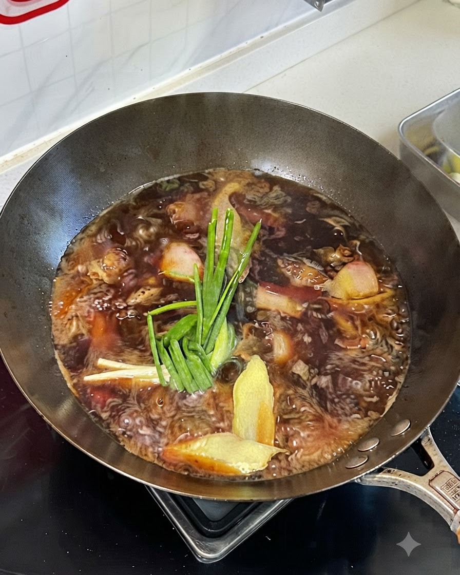 소갈비 위로 대파, 생강, 향신료가 들어간 끓는 브레이징 소스.