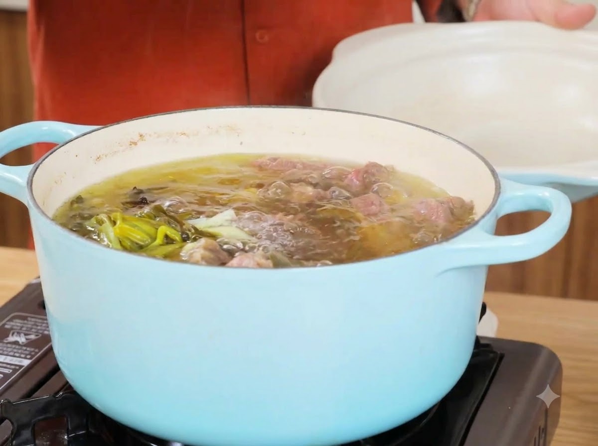 메인 재료를 건져낸 후 맑은 국물과 대파만 남은 소고기 육수 냄비.