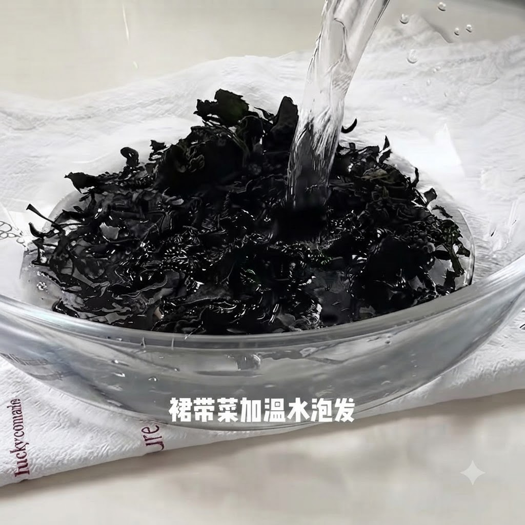 유리 볼에 담긴 말린 미역에 따뜻한 물을 부어 불어나는 모습.