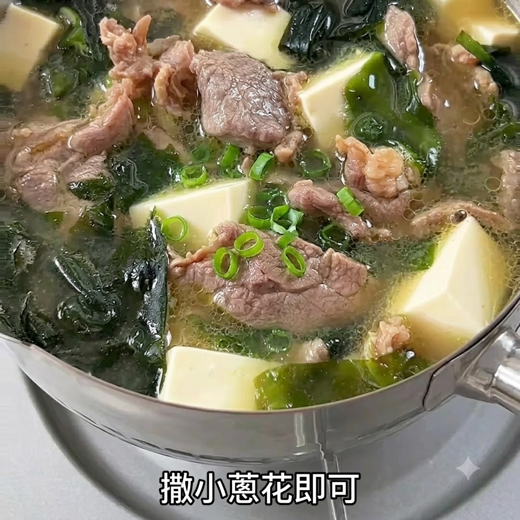 김이 모락모락 나는 소고기 두부국 그릇 위에 신선하게 썬 대파를 뿌리는 모습.