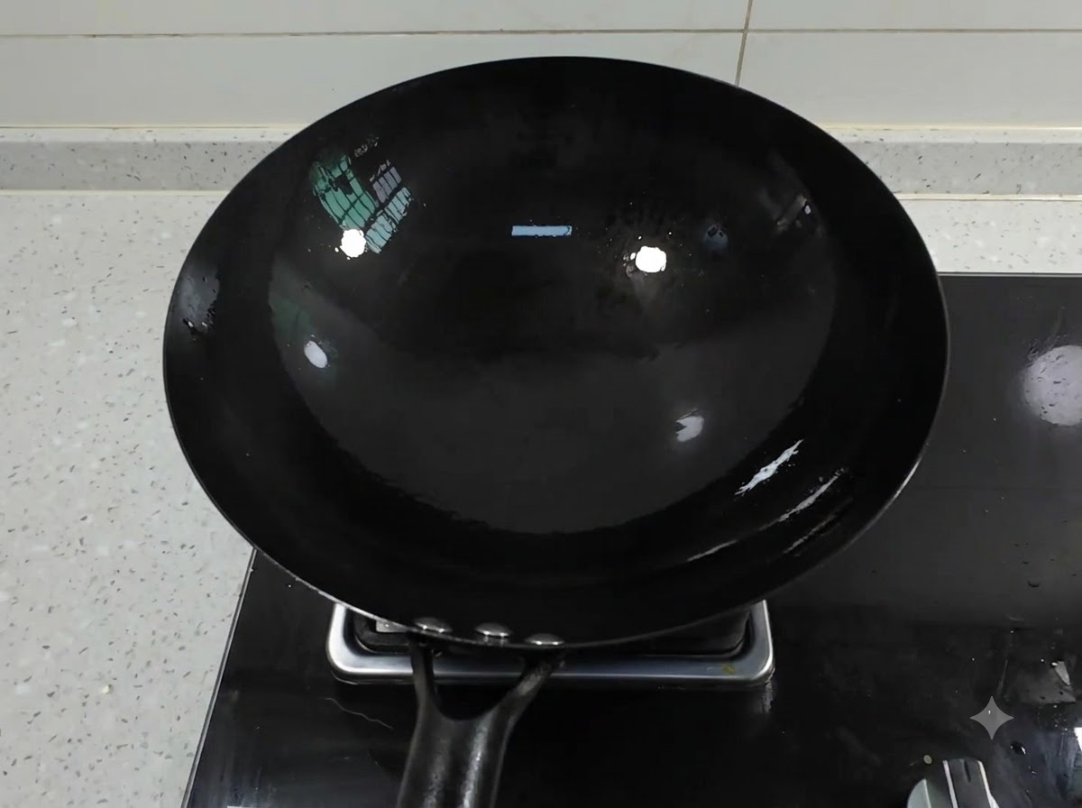 기름이 고여 있는 가스레인지 불 위의 깨끗한 검은색 철 웍.