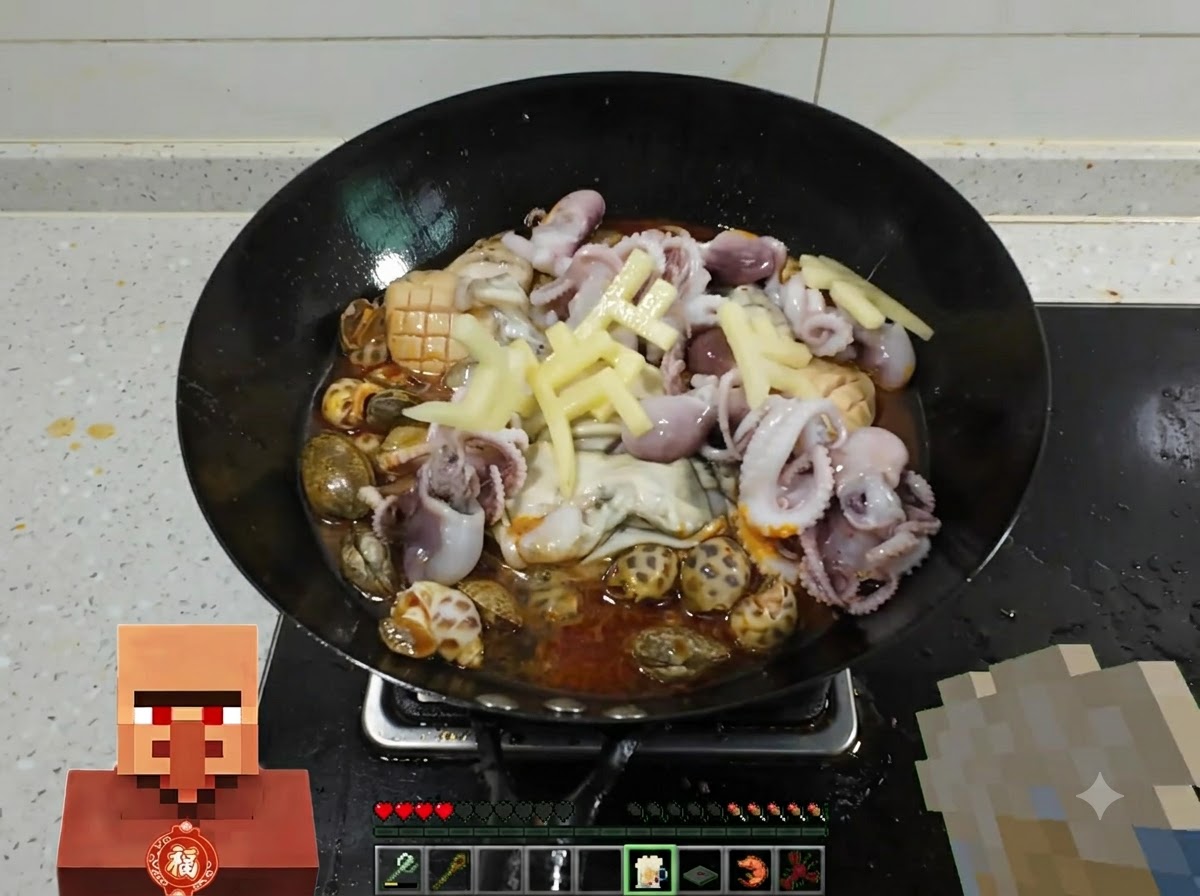 웍 안에서 졸여지는 해산물과 감자 슬라이스 위로 쏟아지는 맥주.