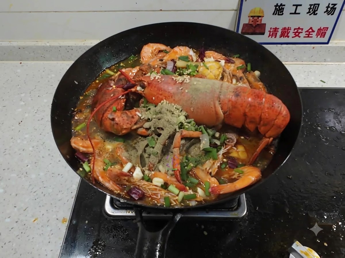 웍에 담긴 조리된 해산물 플래터 위로 쌓여진 마른 향신료와 파 위로 연기가 날 만큼 뜨거운 기름을 붓는 모습.