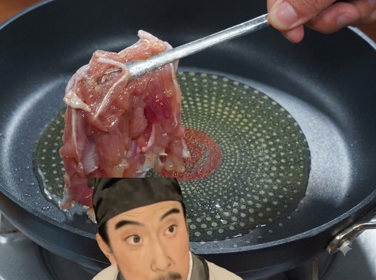 집게를 이용해 식용유가 달궈진 팬에 마리네이드된 닭고기를 올리는 모습.